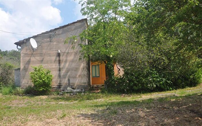 Casa con 15 locali in vendita in Castellina Marittima