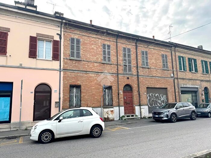Casa con 8 locali in vendita in Circonvallazione S Gaetanino, Ravenna