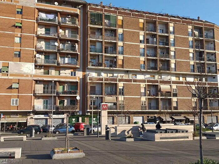 Appartamento trilocale in vendita in Piazzale delle Gardenie, Roma