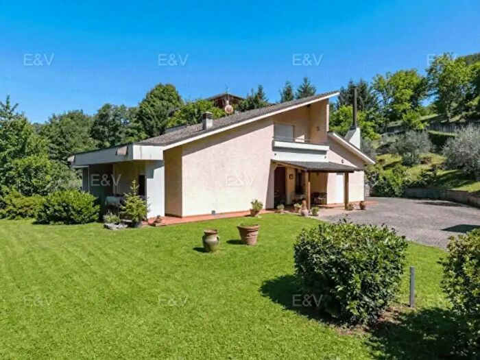 Casa con 6 locali in vendita in Via Cini, Subbiano