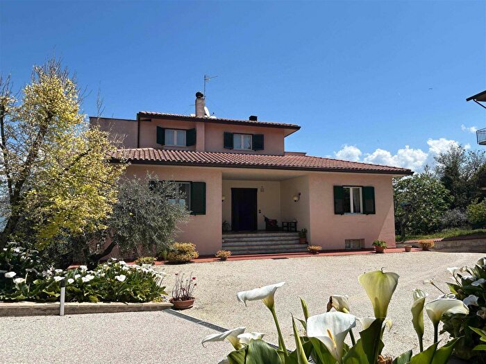 Casa con 6 locali in vendita in Monte Pennino, Montefalco