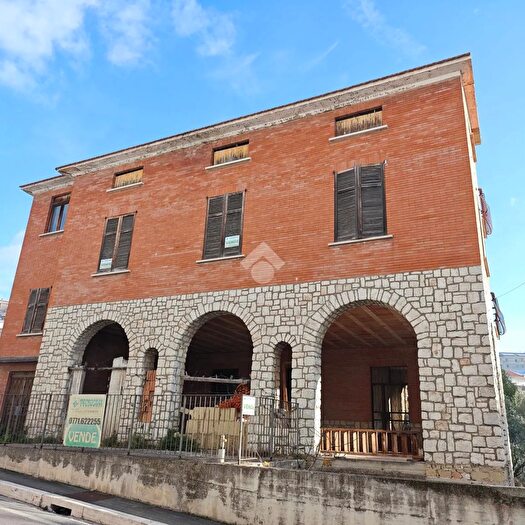 Casa con 8 locali in vendita in Via Giuseppe Garibaldi, Castelforte