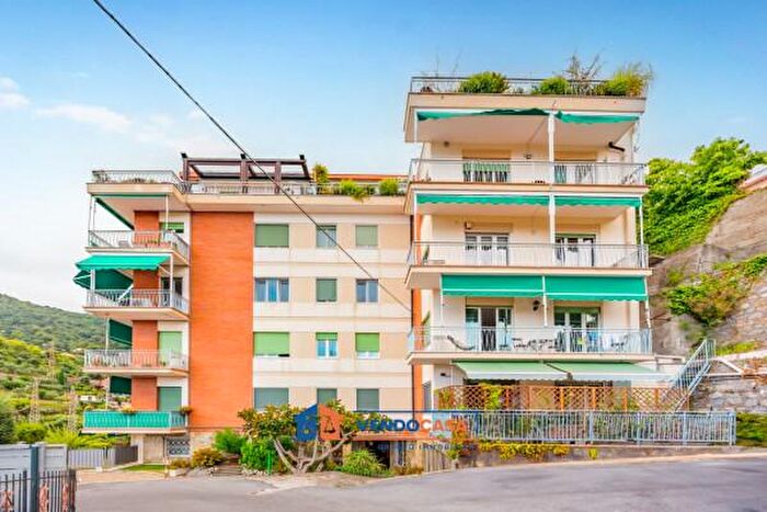 Appartamento trilocale in vendita in Via Privata Neghelli, Alassio