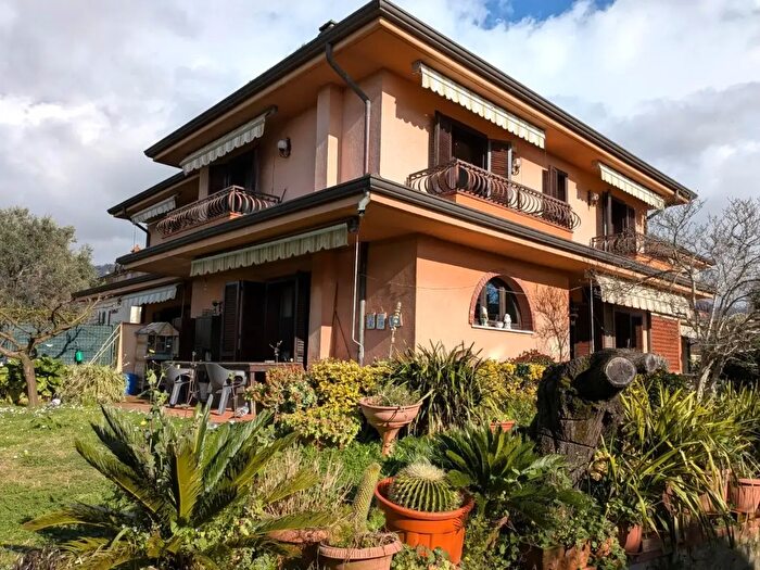 Casa con 8 locali in vendita in Quercioli, Massa