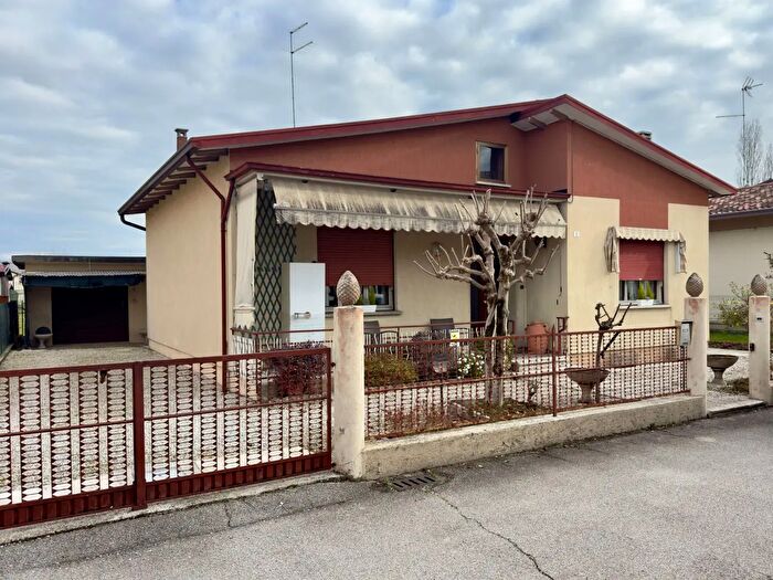 Casa con 5 locali in vendita in Via Garibaldi, San Vendemiano