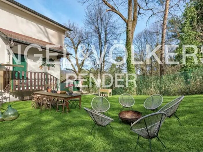 Casa con 6 locali in vendita in Capiago Intimiano