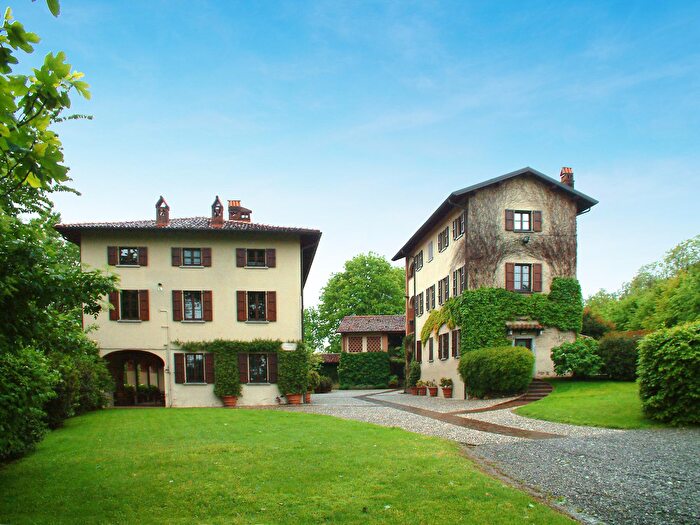 Appartamento con 7 locali in affitto in Piazza Spallino, Carimate