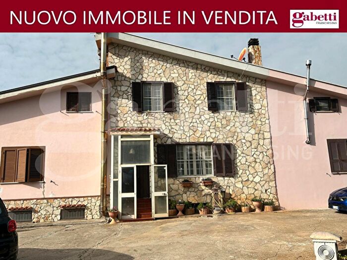 Casa quadrilocale in vendita in Via Le Pastine, Cori