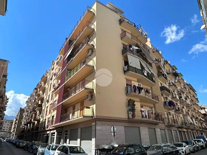 Appartamento con 5 locali in vendita in Immobile Via Flavio Gioia, Palermo
