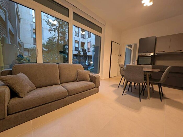 Appartamento trilocale in affitto in Piazza Luigi Vittorio Bertarelli, Carrobbio, Milano