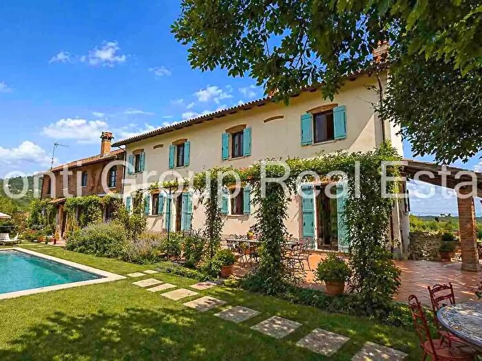 Casa con 12 locali in vendita in Morbello