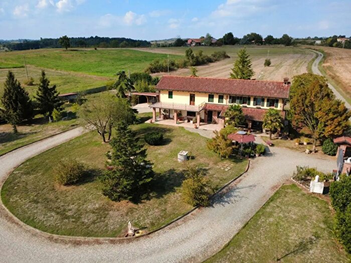 Appartamento con 12 locali in vendita in Strada Castelleto, Quargnento