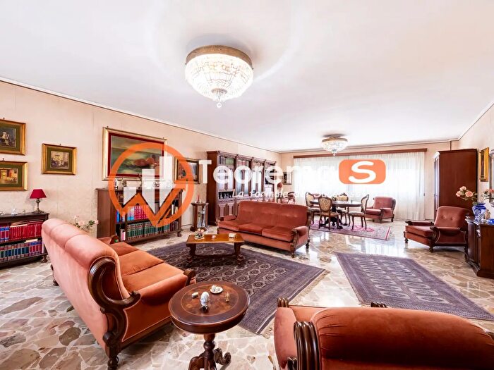 Appartamento con 9 locali in vendita in Via Serradifalco, Palermo