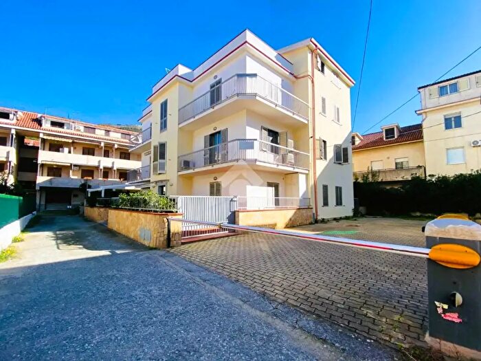 Appartamento trilocale in vendita in Via Nazionale, Guardia Piemontese