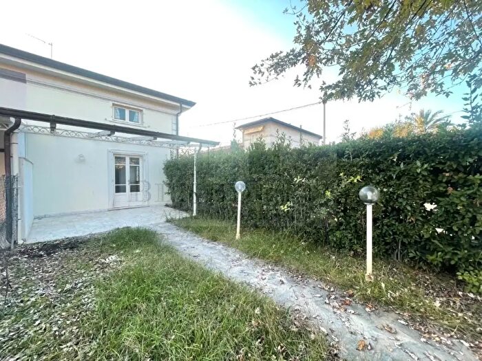 Casa con 6 locali in vendita in Via Catalani, Pietrasanta