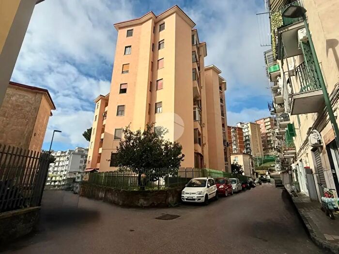 Appartamento con 5 locali in vendita in Via Nino Bixio, Napoli