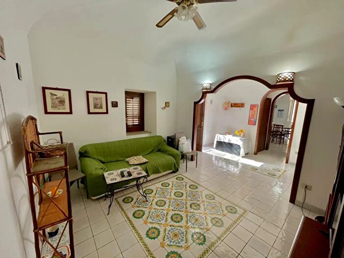 Appartamento trilocale in vendita in Via Nullo, Santo Stefano Di Camastra