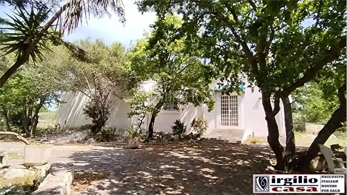 Casa con 6 locali in vendita in Ostuni