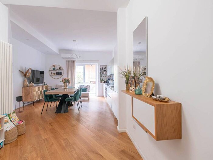 Appartamento trilocale in affitto in Via Gualtiero Serafino, Medaglie dOro, Roma