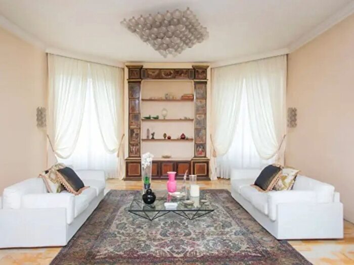 Casa con 6 locali in vendita in Via Carlo Cattaneo, Gallarate