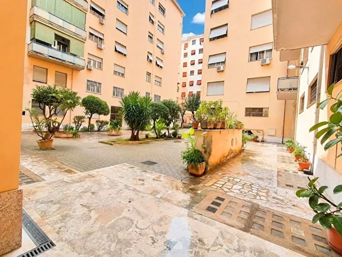 Appartamento trilocale in vendita in Via Tuscolana, Roma