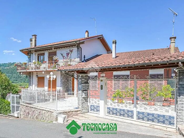 Casa con 6 locali in vendita in Via Chiodo, Bolano