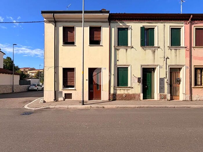 Appartamento quadrilocale in vendita in Via Antonio Salieri, Verona