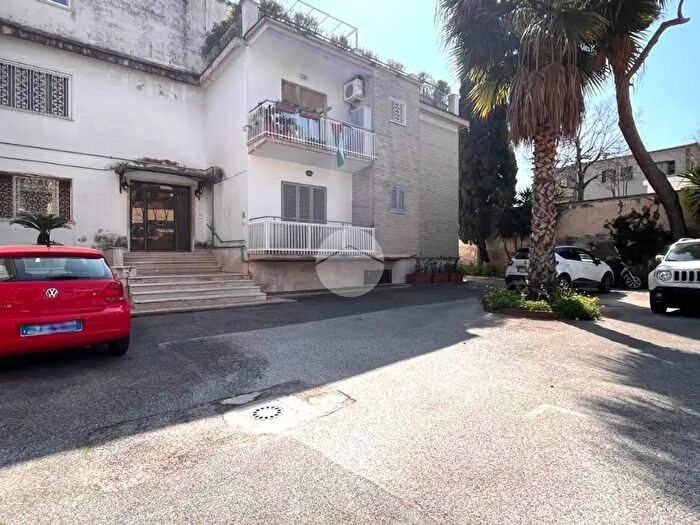 Appartamento con 5 locali in vendita in Via Miliscola, Pozzuoli