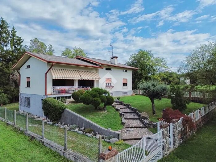 Casa con 8 locali in vendita in Piazza della Chiesa, Fagagna