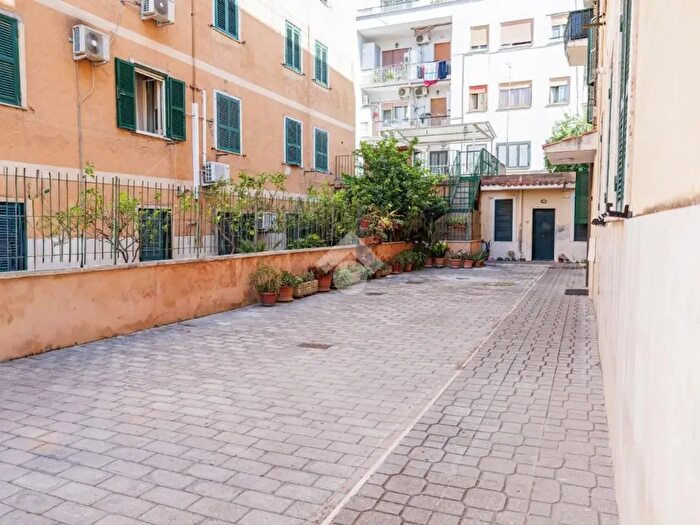 Appartamento monolocale in vendita in Via Agavi, Roma