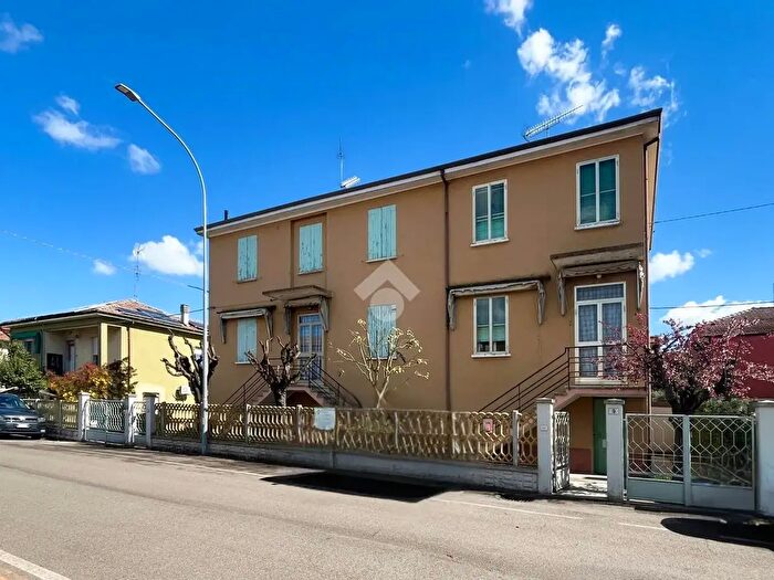 Casa quadrilocale in vendita in Viale Carlo Pisacane, Molinella