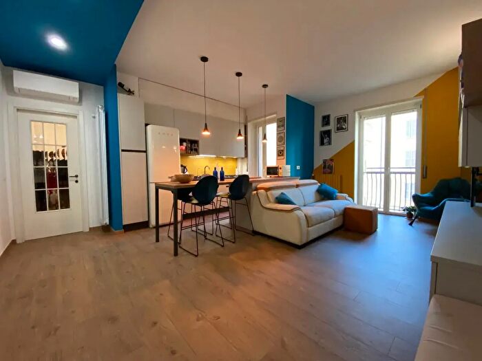 Appartamento trilocale in vendita in Via Carlo Bellerio, Milano