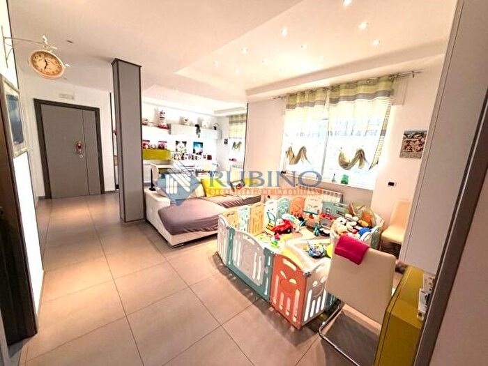 Appartamento con 5 locali in vendita in Via San Corrado, Modugno