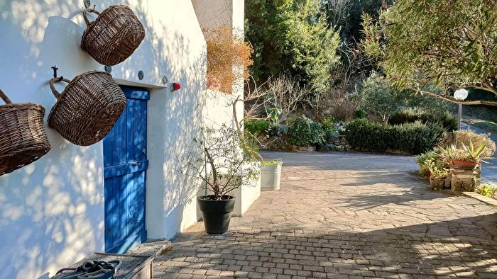 Casa con 9 locali in vendita in Via San Bartolomeo del Bosco, Savona