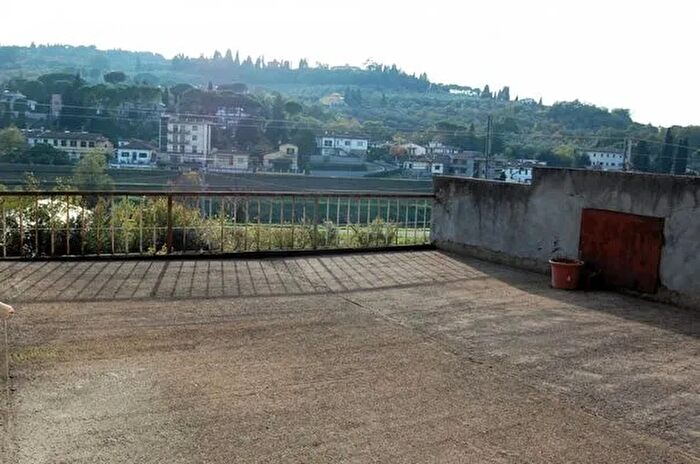 Appartamento con 8 locali in vendita in Via Cattani Cavalcanti, Signa