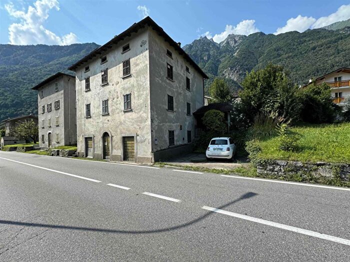 Appartamento trilocale in vendita in Via Rezia, Chiavenna