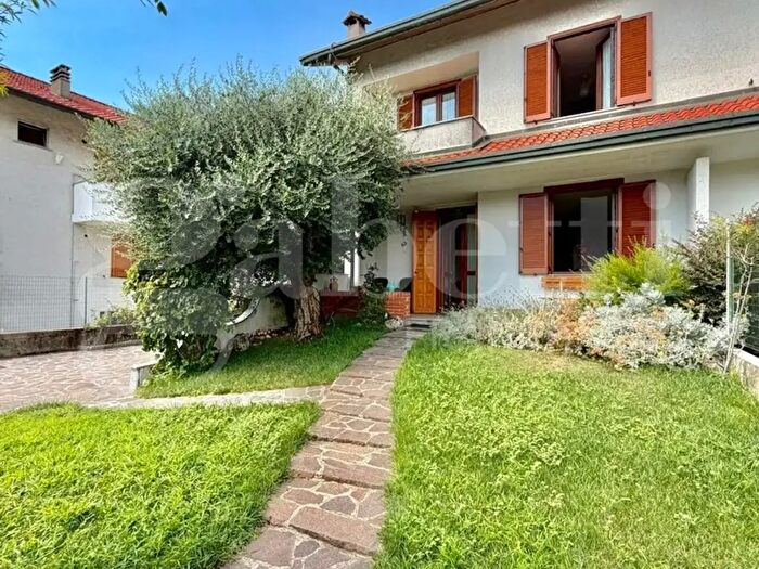 Casa quadrilocale in vendita in Via Martinelli, Senago