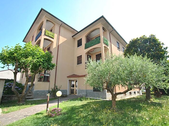 Appartamento trilocale in vendita in Via Villanova, Vimercate