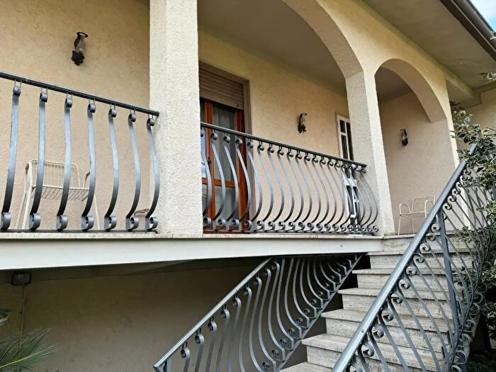 Casa con 6 locali in vendita in Montignoso