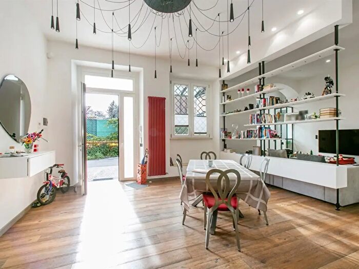 Appartamento con 8 locali in vendita in Via Squillace, Roma