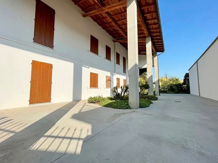Casa con 10 locali in vendita in Via Benedetto Tomasi, Offlaga