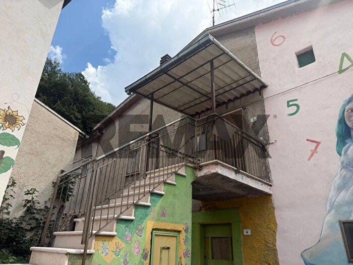 Casa quadrilocale in vendita in Scontrone