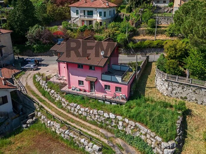 Casa trilocale in vendita in Via XX Settembre, Caravate