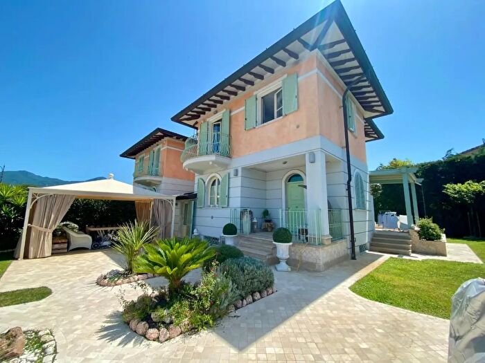 Casa con 8 locali in vendita in Pietrasanta