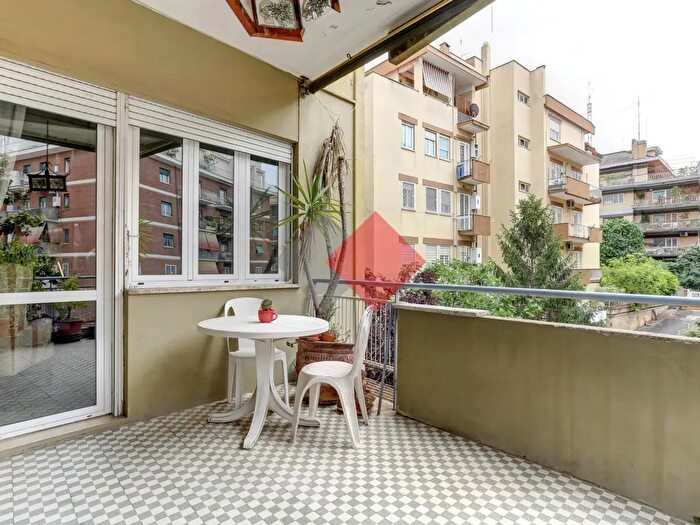 Appartamento con 6 locali in vendita in Via Emilio De Marchi, Roma