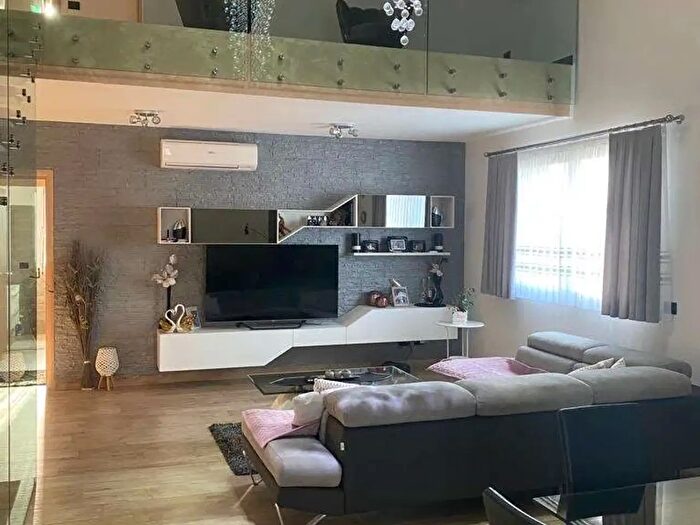 Casa con 8 locali in vendita in Piacenza