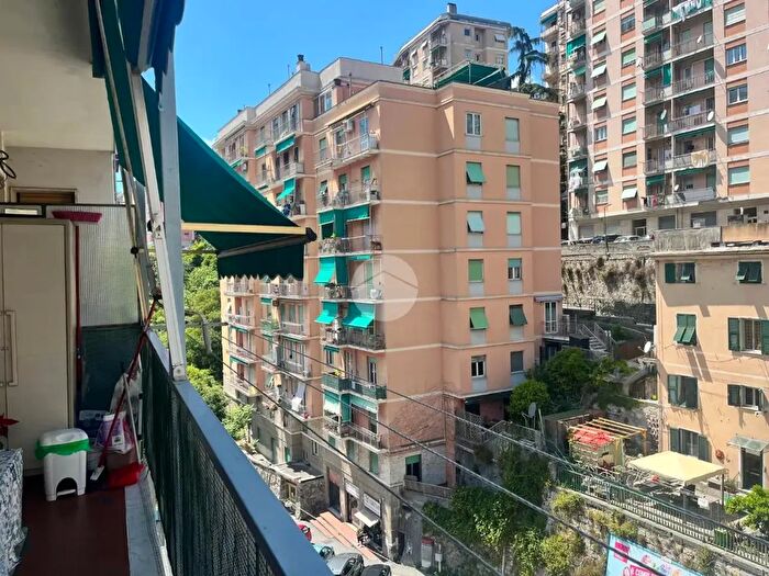 Appartamento con 5 locali in vendita in Via Fereggiano, Genova