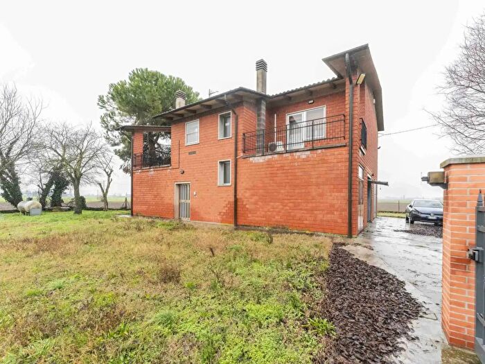 Casa quadrilocale in vendita in Via San Donato, Minerbio