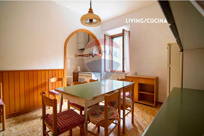 Appartamento con 5 locali in vendita in Piazza XXV Aprile, Roccastrada