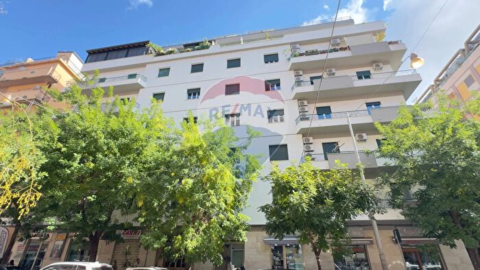 Appartamento con 8 locali in vendita in Via Filippo Cordova, Palermo